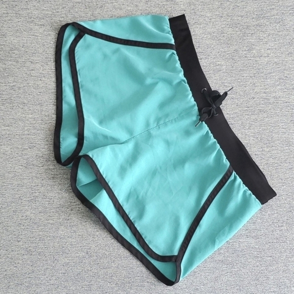 ⭐️3/ $30⭐️ M4EO Women's Turquoise Athletic Shorts Black Trim Size L - Picture 1 of 11